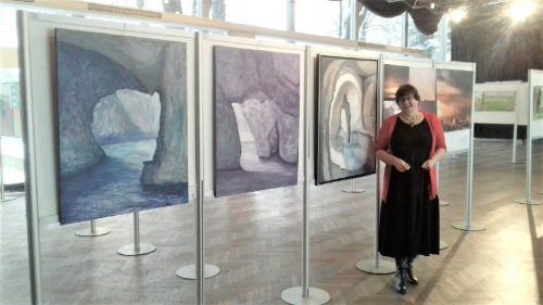 5 Ryszarda Łucja Jagielska i jej obrazy na wystawie Jeszcze w zielone gramy 2022 wystawa w Pawilonie SARP przy Pałacu Zamoyskich w Warszawie