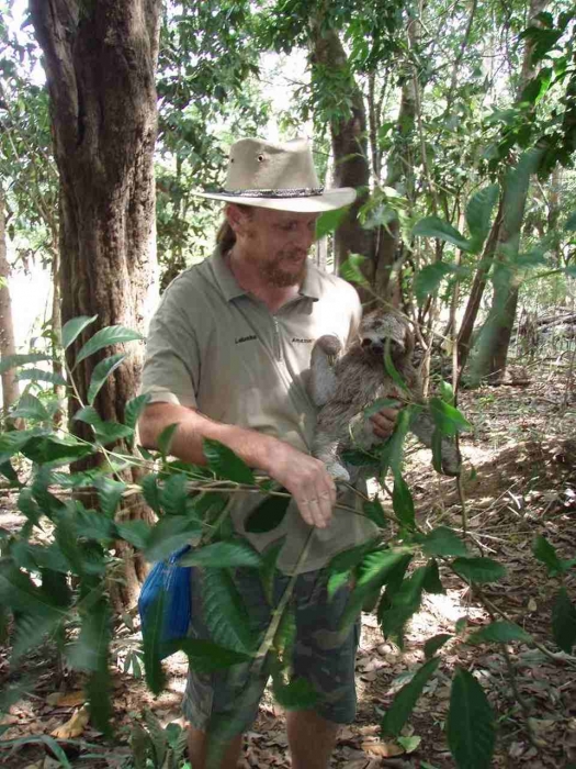 Nasz tłumacz Wolfhard z leniwcem - dżungla nad rzeką Mamori
